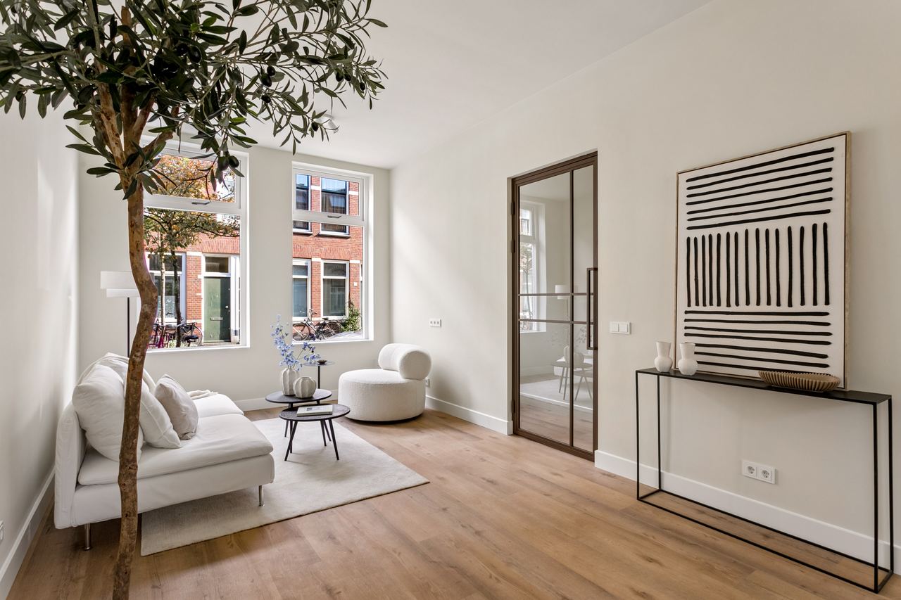 Woonkamer met zicht op de eetkamer