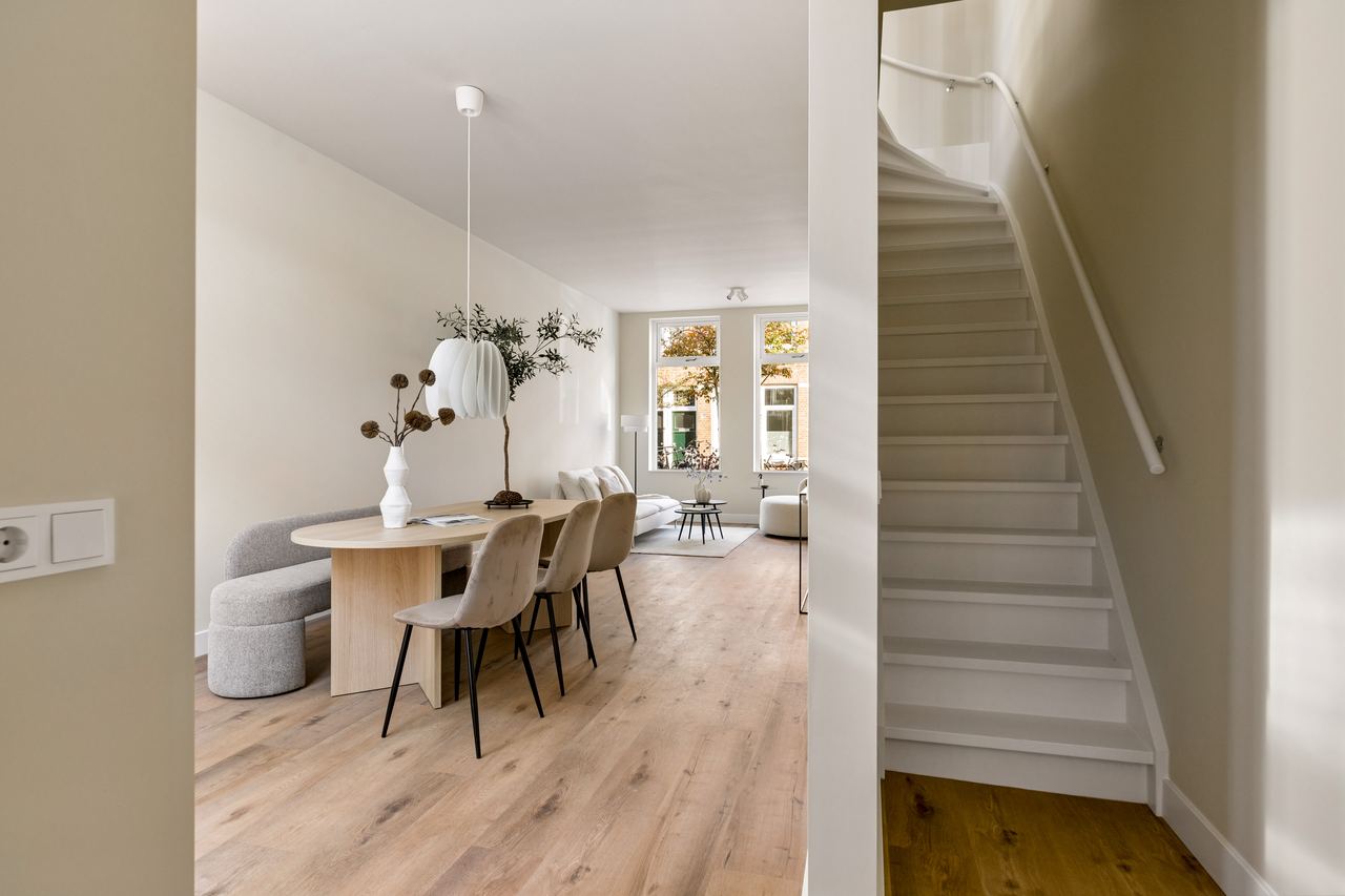 Eetkamer en trap