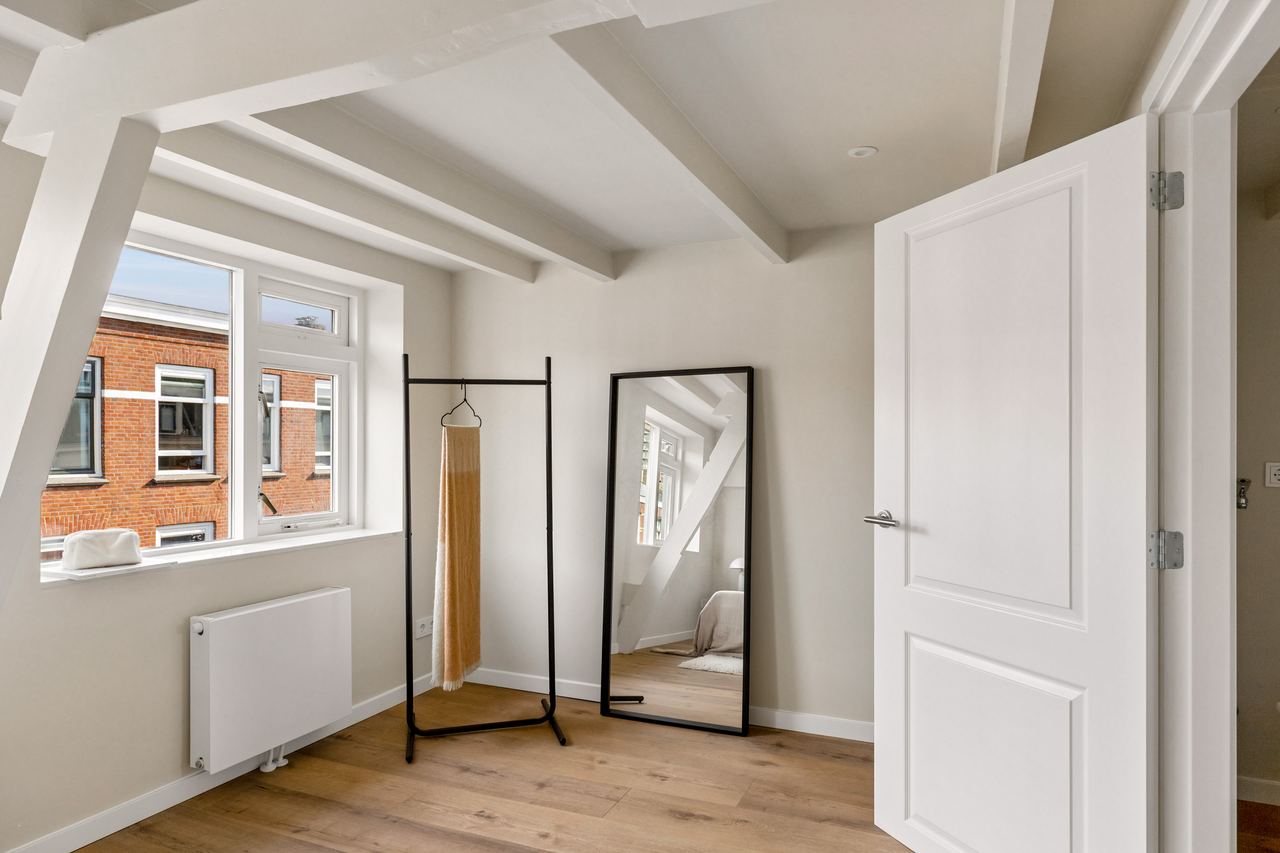 Zolderkamer met spiegel
